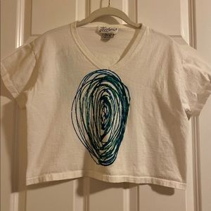 EUC Victoria crop white, v-neck tee.